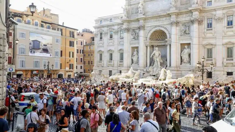 turisti alla fontana di trevi