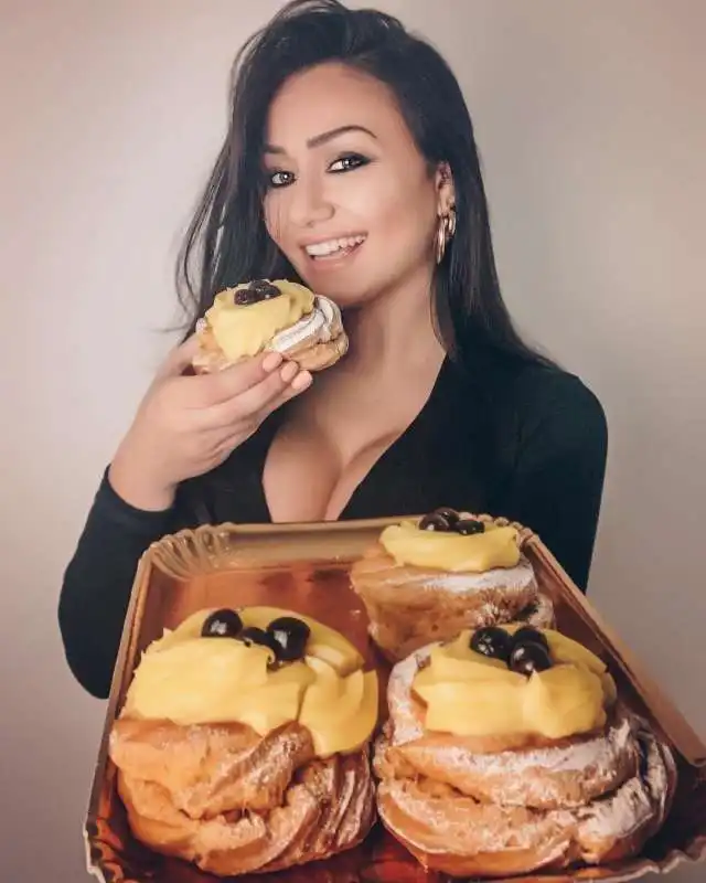 zia flavia food n' boobs  41