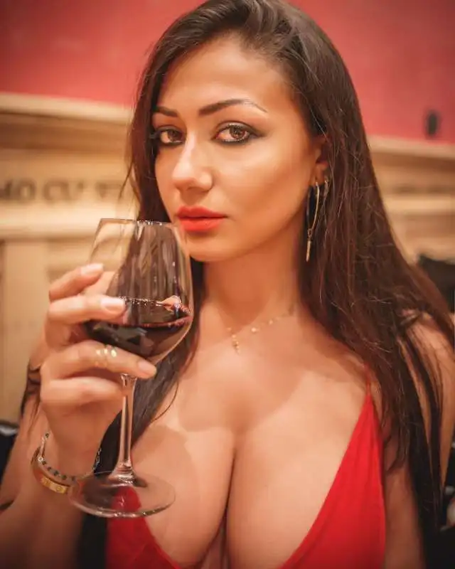 zia flavia food n' boobs  60