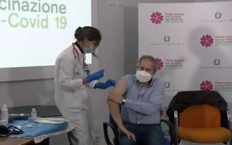 andrea crisanti si fa vaccinare 2