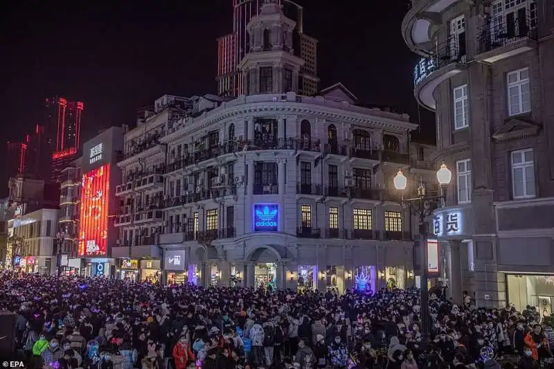 assembramenti di capodanno a wuhan 4