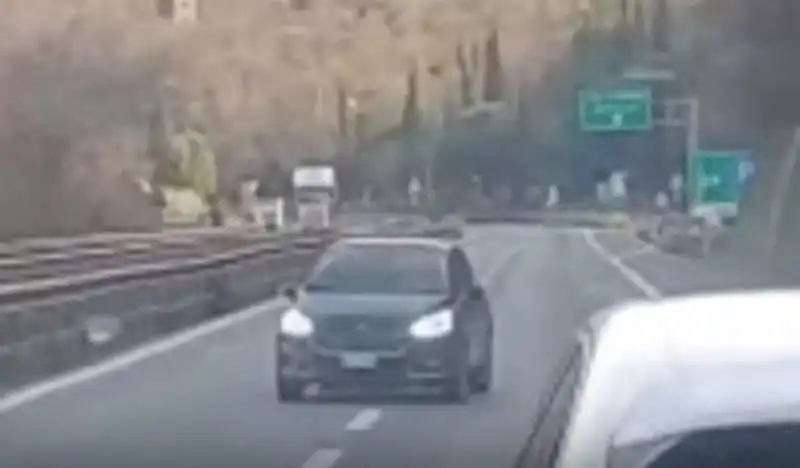 auto contromano sull'a1 3