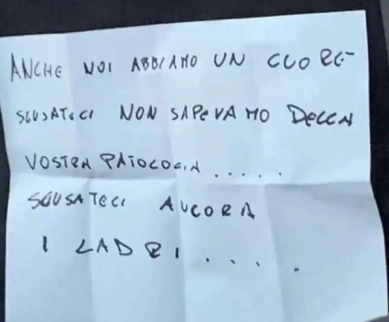 BARI - IL BIGLIETTO DI SCUSE DI ALCUNI LADRI DOPO AVER RUBATO L AUTO A UNA DISABILE