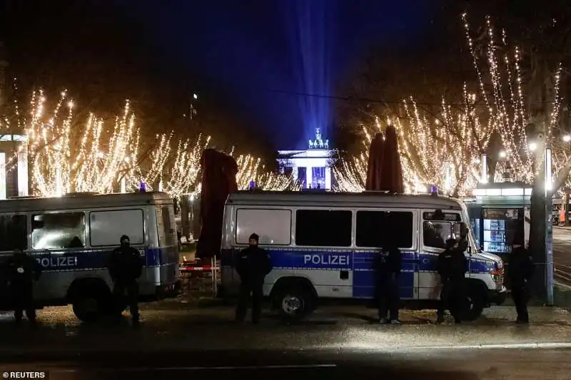 berlino   polizia per strada capodanno 