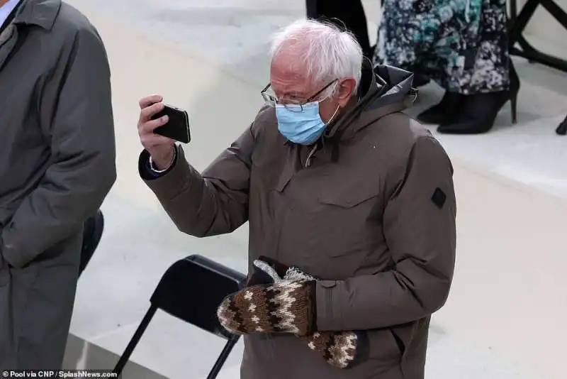 bernie sanders durante l inaugurazione di biden 