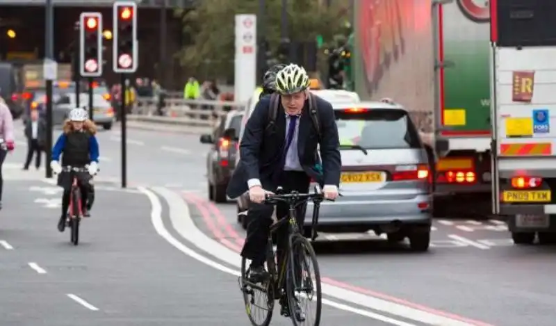 boris johnson in bicicletta