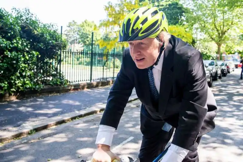 BORIS JOHNSON MENTRE PEDALA