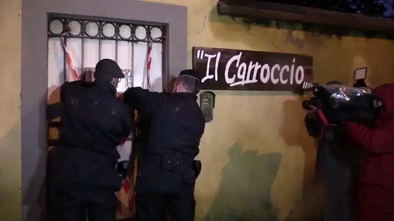 carabinieri alla trattoria il carroccio dopo la morte di franco colleoni