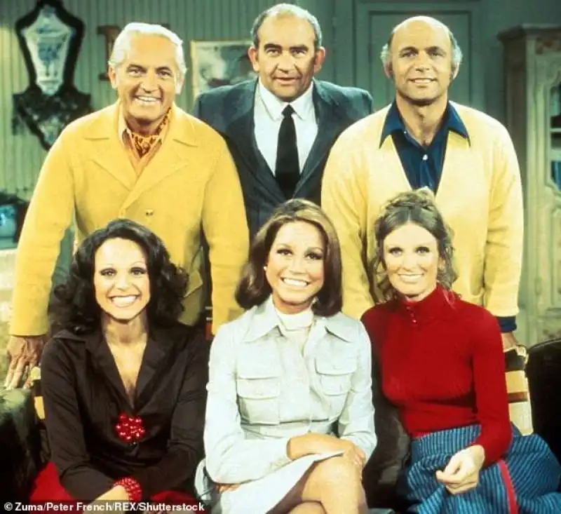 cloris leachman e il cast di the mary tyler moore show 