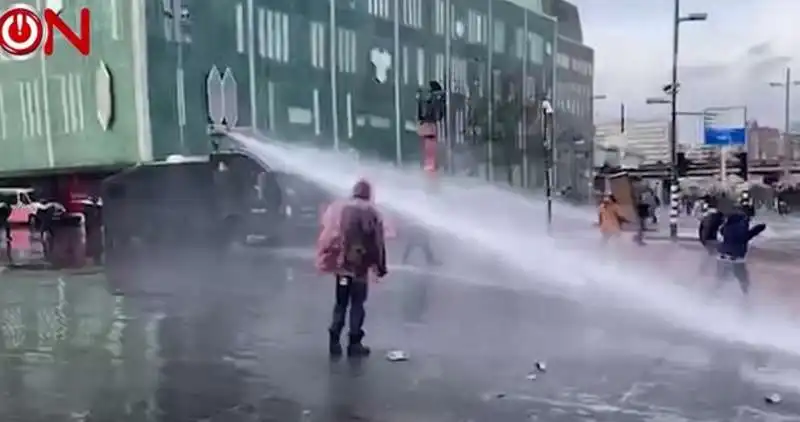 denisa stastna colpita dal cannone ad acqua della polizia 5