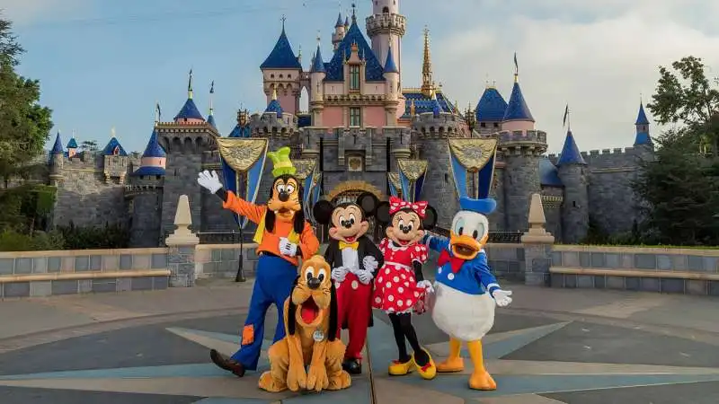 disneyland centro per vaccinarsi