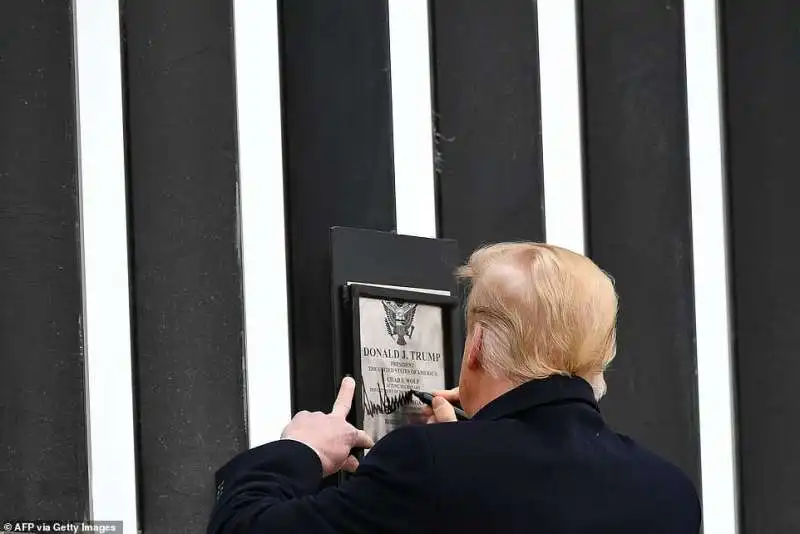  donald trump autografa il muro con il messico ad alamo 3 