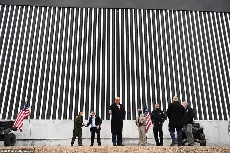 donald trump comizio ad alamo in texas davanti al muro con il messico 