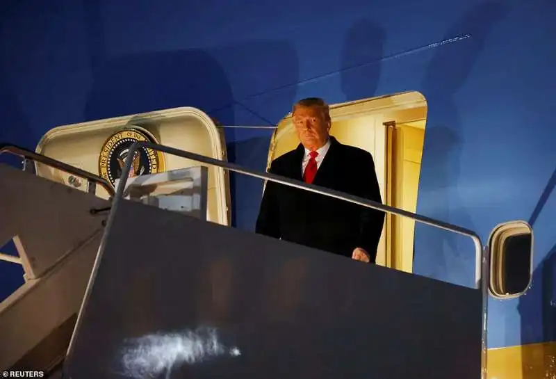 donald trump scende dall air force one 