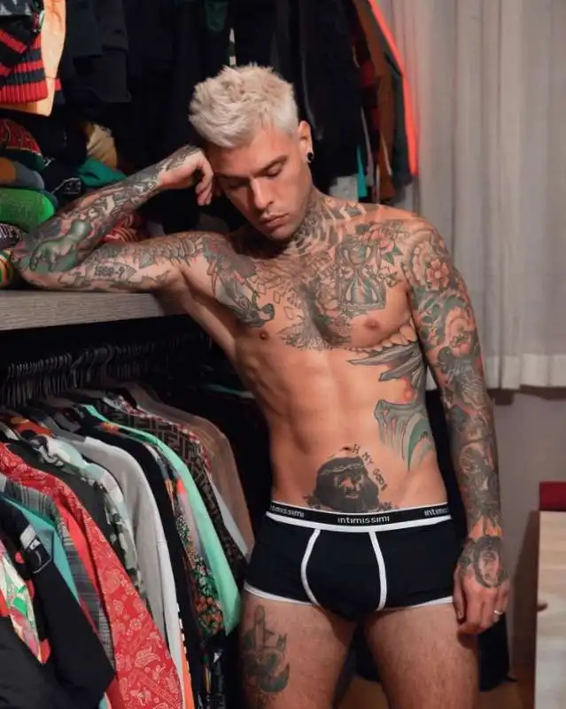 FEDEZ POSA PER INTIMISSIMI