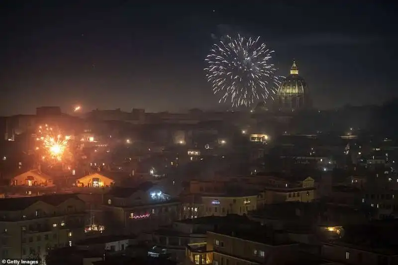 fuochi d artificio a roma   capodanno 2020 