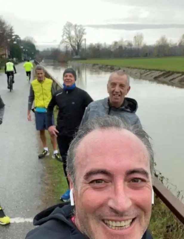 giulio gallera fuori dai confini del comune con gli amici runner