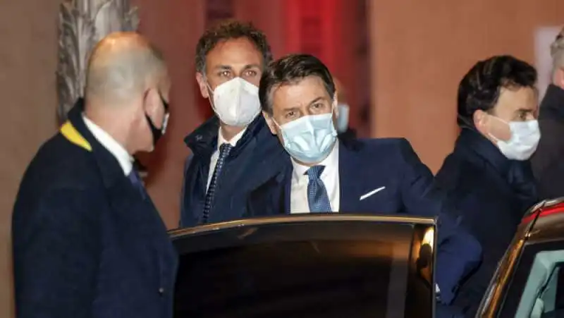 giuseppe conte esce dal quirinale