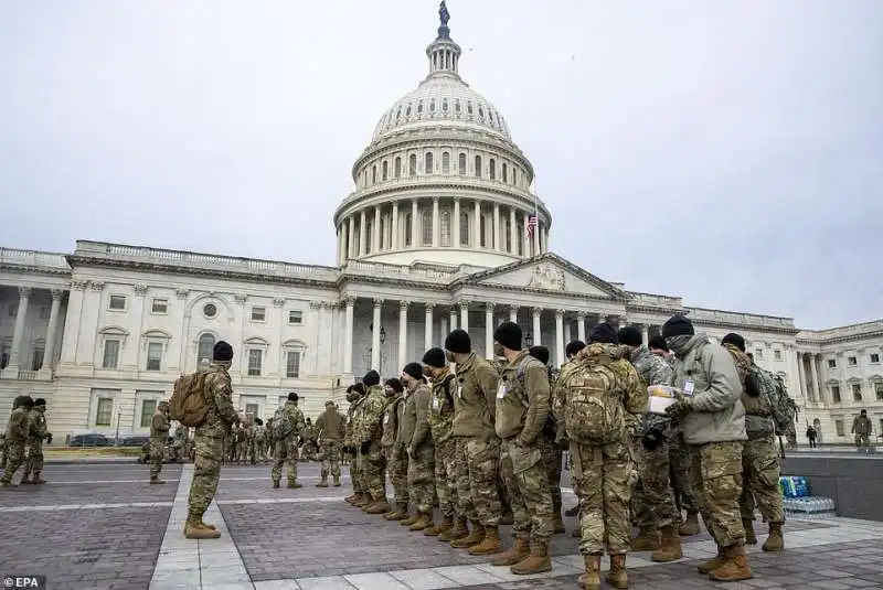 guardia nazionale davanti al campidoglio 