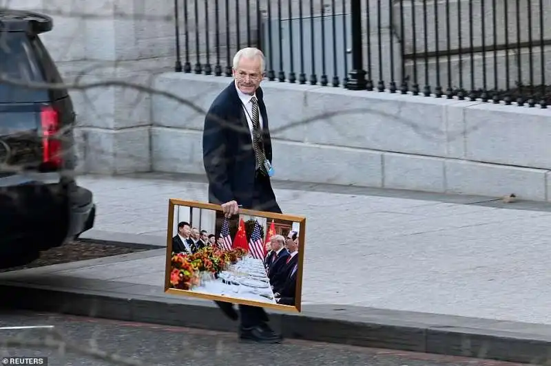 il consigliere peter navarro porta via dalla casa bianca una foto di trump con xi jinping 