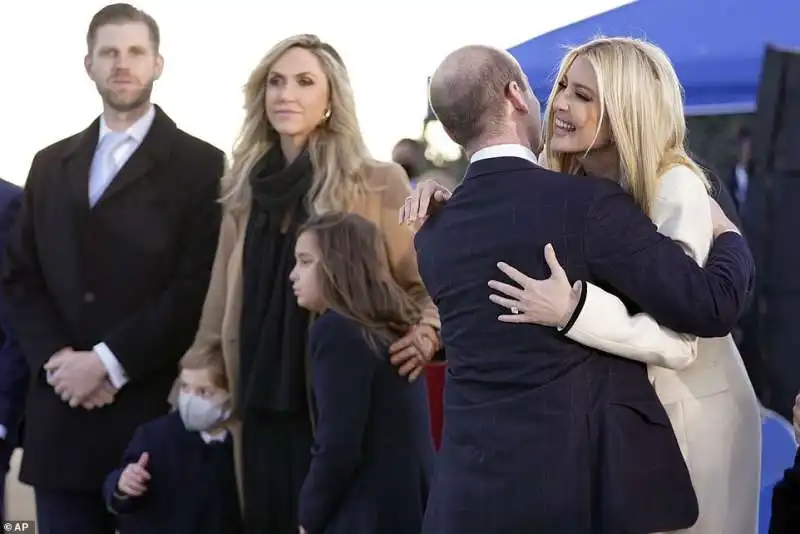 ivanka trump abbraccia stephen miller 