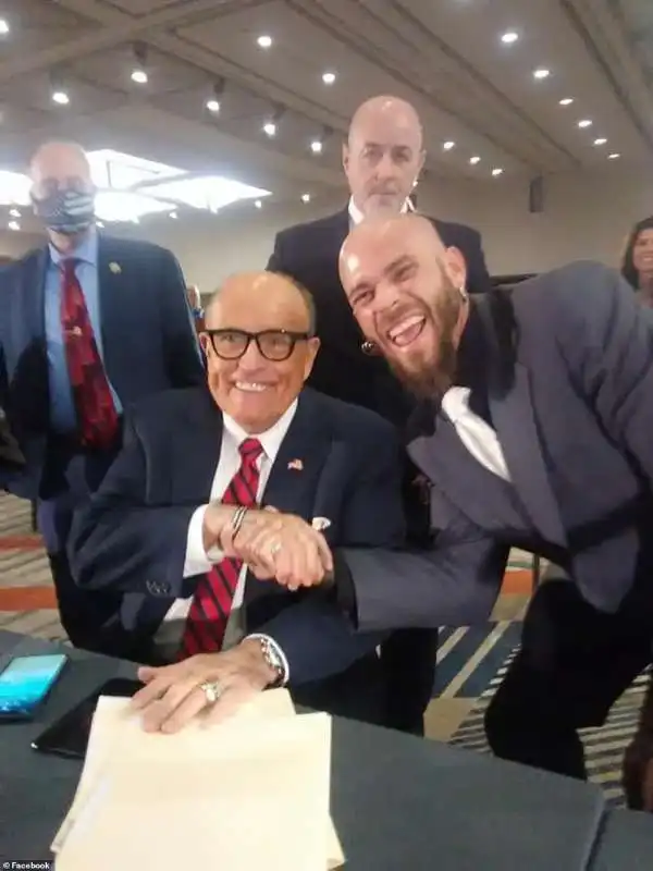 jake angeli e rudy giuliani