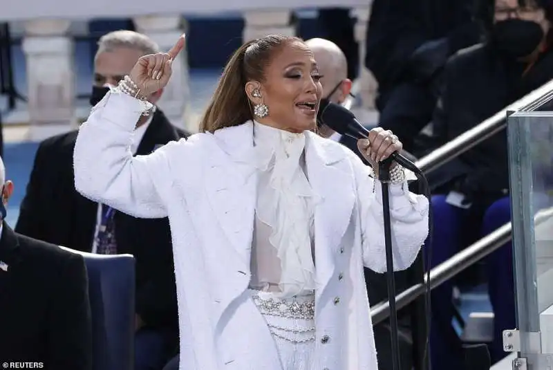 jennifer lopez canta durante l inaugurazione di biden 