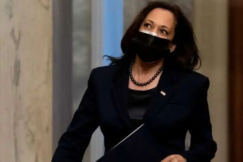 kamala harris doppia mascherina 