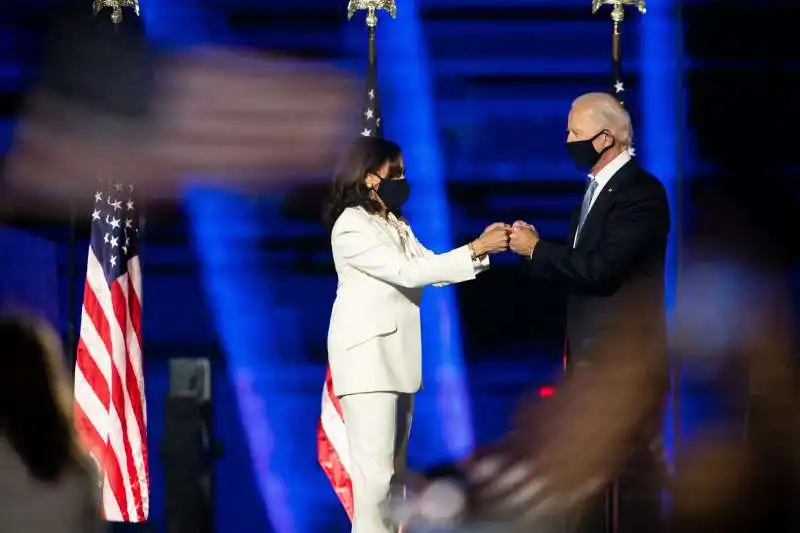 kamala harris e joe biden celebrano la vittoria   novembre 2020 