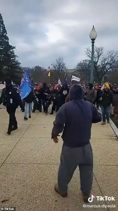 la polizia fa passare i supporter di trump  2