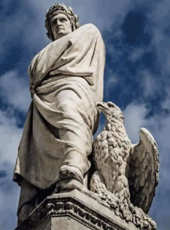 la statua di dante in piazza santa croce a firenze