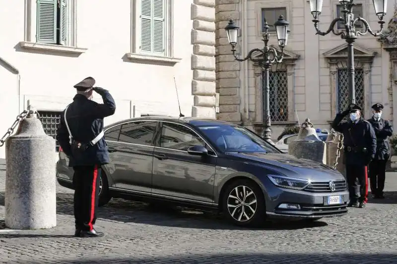 LA VOLKSWAGEN DI CONTE ESCE DAL PALAZZO DEL QUIRINALE