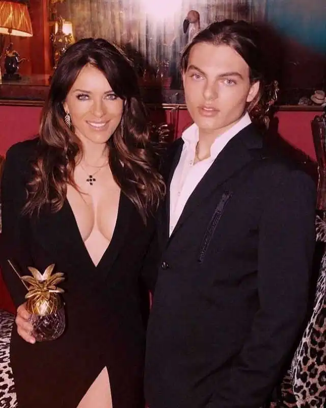 Liz Hurley con il figlio