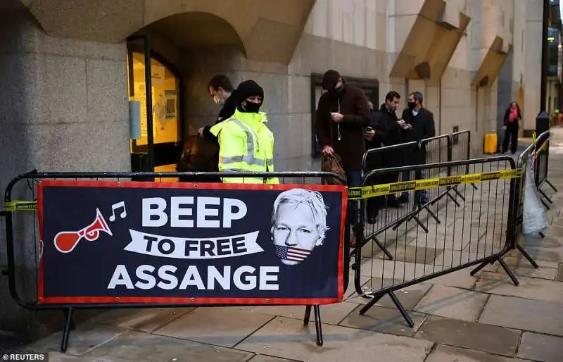 manifestanti pro assange fuori dal tribunale 