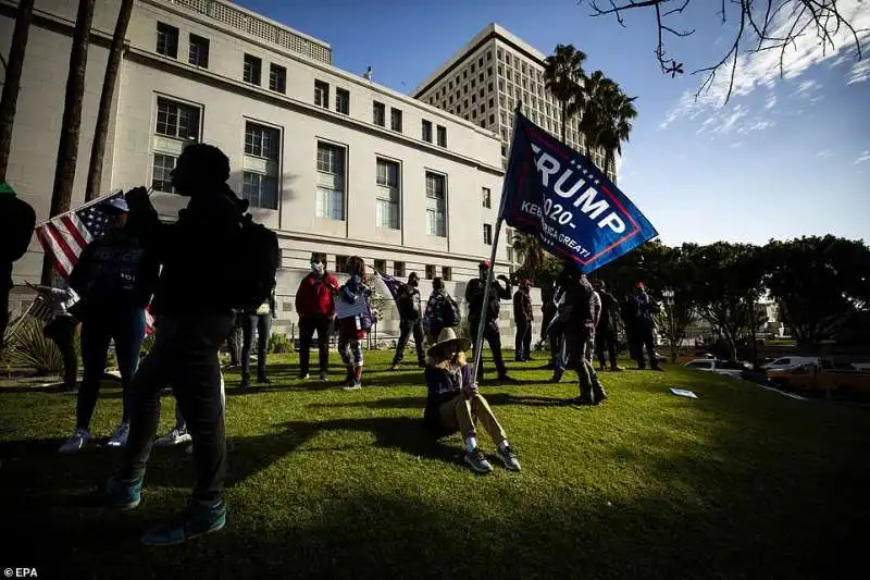 manifestanti pro trump alla city hall di los angeles 