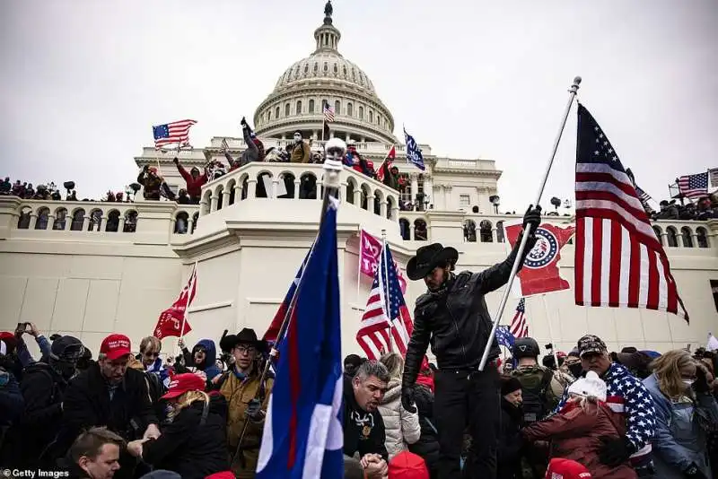 manifestanti pro trump assaltano il congresso