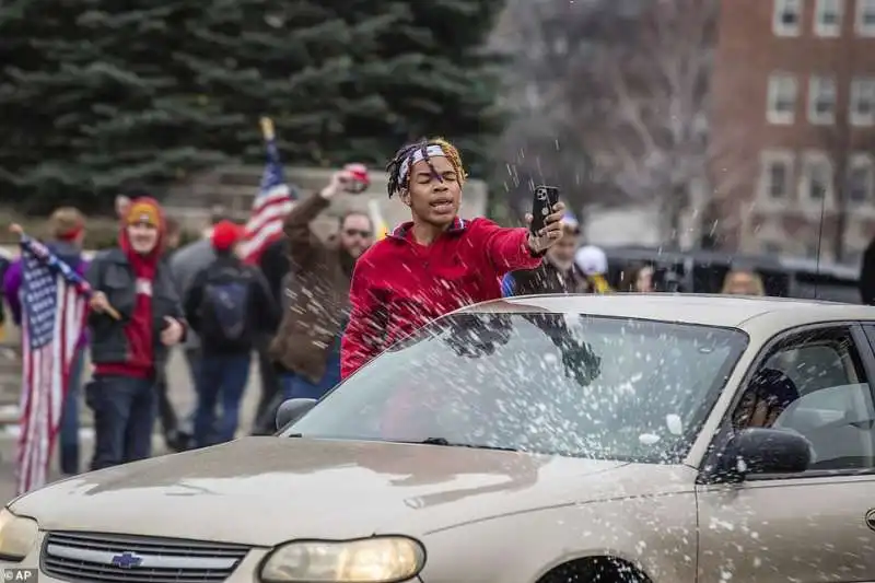 palle di neve contro gli anti trumpiani in nebraska 