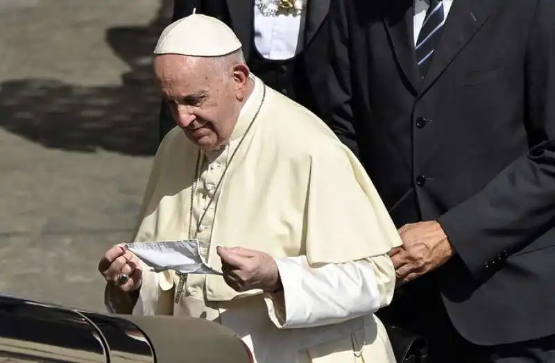 papa francesco e la mascherina  1