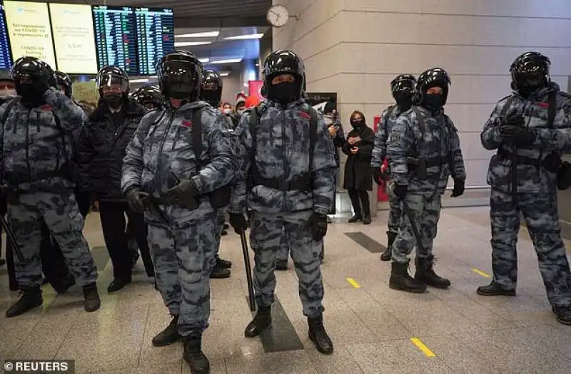 polizia all aeroporto di mosca 