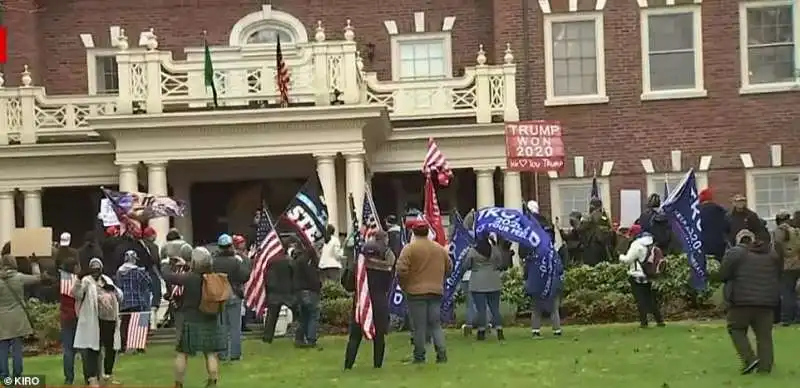 proteste davanti alla casa del governatore di washingotn jay inslee 