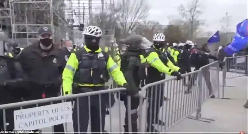 scontri a washington tra polizia e supporter di trump 5