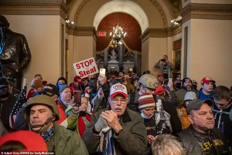 stop the steal   le truppe trumpiane senza mascherina al congresso 