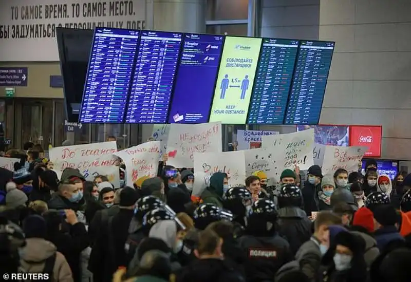 supporter di navalny all aeroporto di vnukovo   mosca 