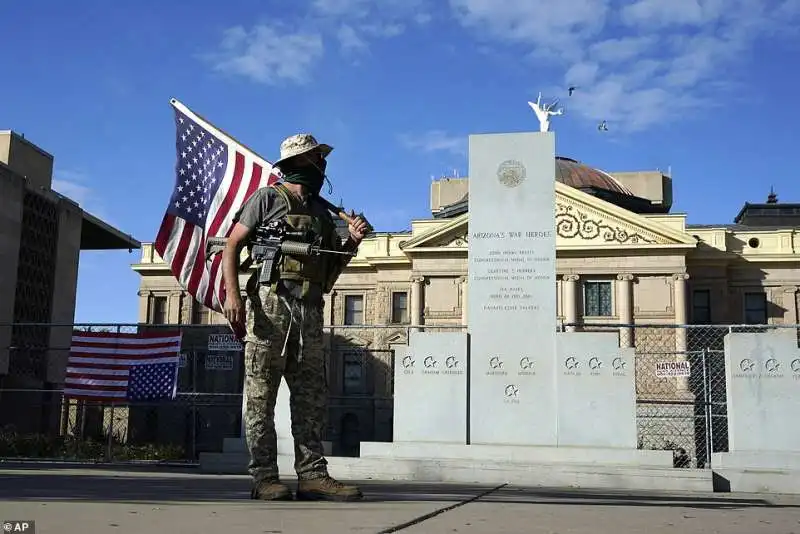 un manifestante armato fuori dal campidoglio a phoenix arizona 