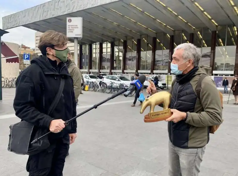 VALERIO STAFFELLI CONSEGNA IL TAPIRO D'ORO A GILETTI