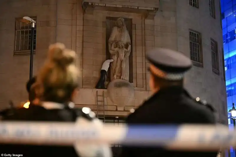 attivista distrugge statua a londra 11