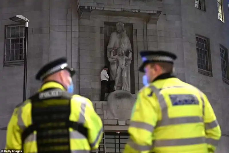 attivista distrugge statua a londra