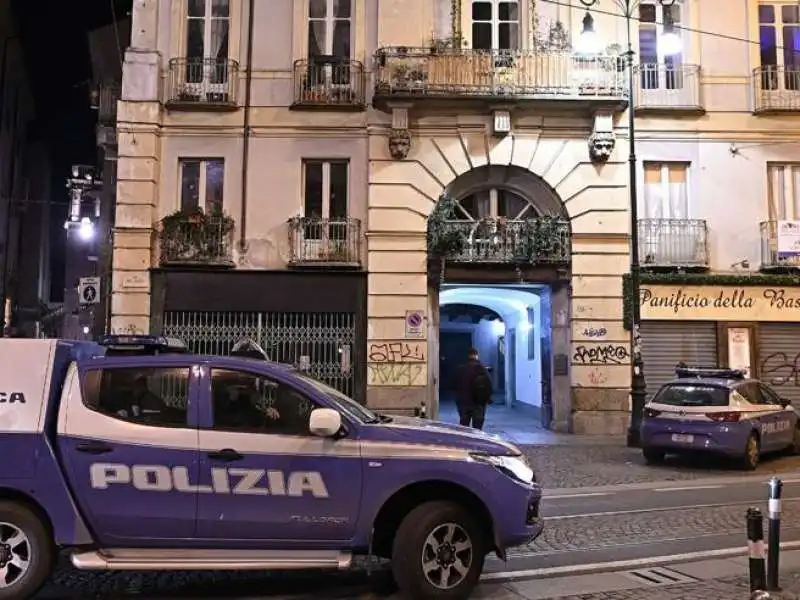 bambina cade dal balcone a torino 1