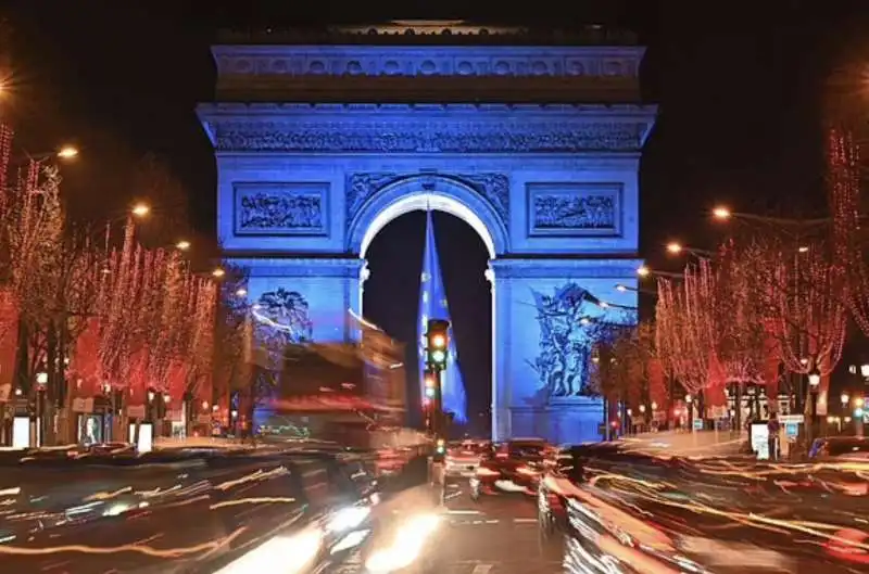 bandiera ue sotto l arco di trionfo a parigi  1