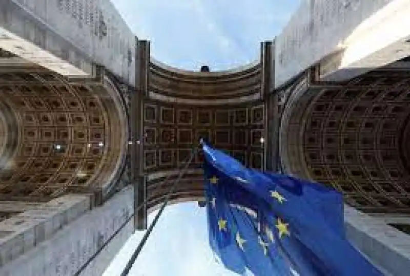 bandiera ue sotto l arco di trionfo a parigi  